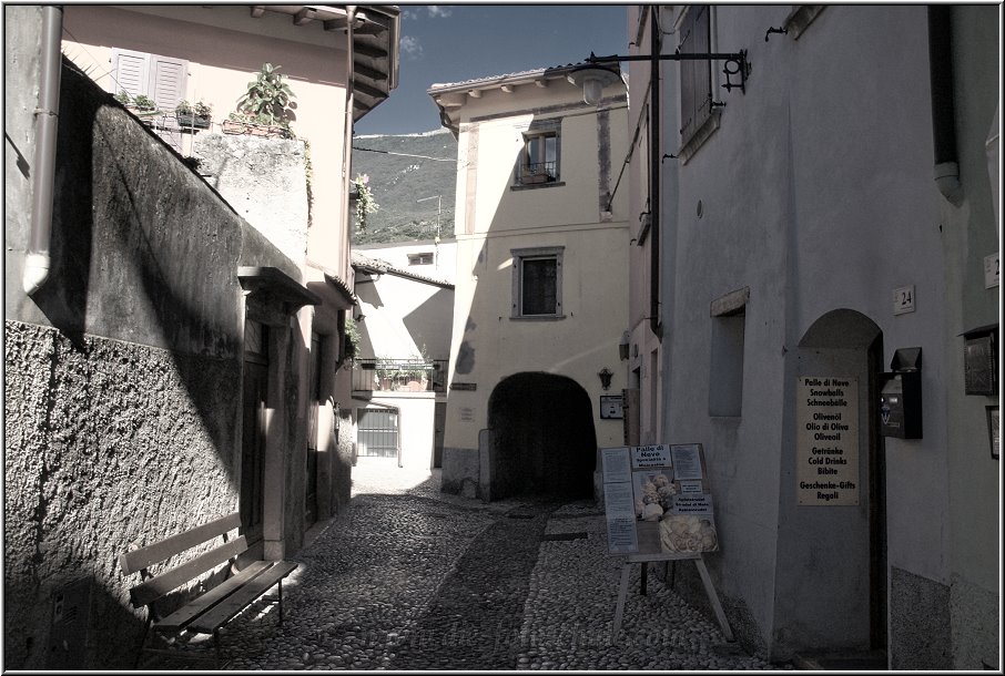 Malcesine_005_a.jpg - Enge und verwinkelte Gassen prägen das Altstadt-Bild