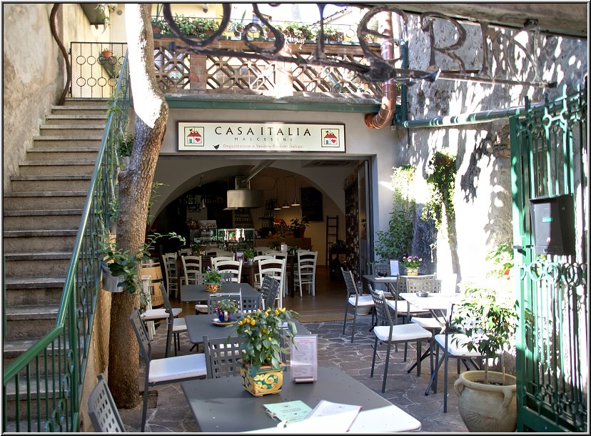Malcesine_007.jpg - Manche Restaurants muß man in Malcesine erstmal finden. Sie liegen teilweise versteckt in den Gassen der Altstadt