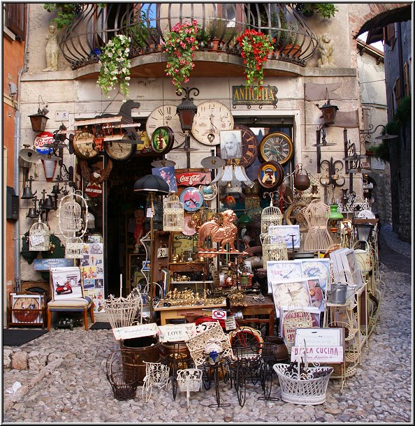 Malcesine_008.jpg - Antiquitäten-Läden, Klimbimsel-Läden oder einfach nur Ramsch... Hier gibts für jeden Kaufwütigen die passende Beute