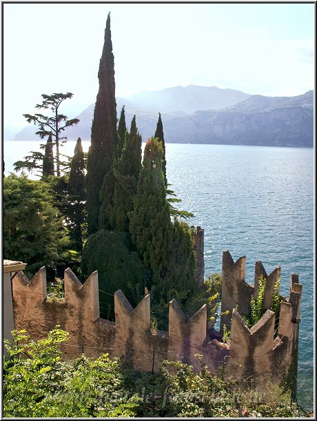 Malcesine_014.jpg - Ausblick vom Burgeingang auf den Gardasee