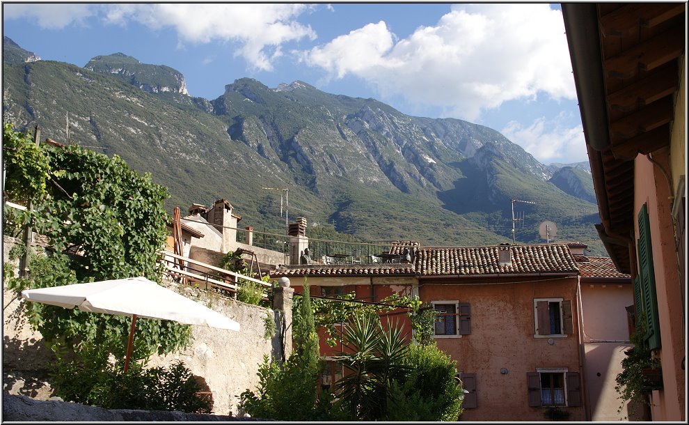 Malcesine_018.jpg - In Malcesine ist man mitten in den Bergen. Hier schaust Du direkt auf den Monte Baldo