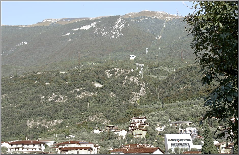 Malcesine_027.jpg - Malcesine, "Deutscher" Urlaubsort am Fuße des Monte Baldo.....Wie immer man das Örtchen auch aussprechen mag, Malcesine hat was einzigartiges am Gardasee zu bieten: den Monte Baldo mitsamt einer tollen Seilbahn, der Funivia Seilbahn Malcesine Monte Baldo Lago di Garda.