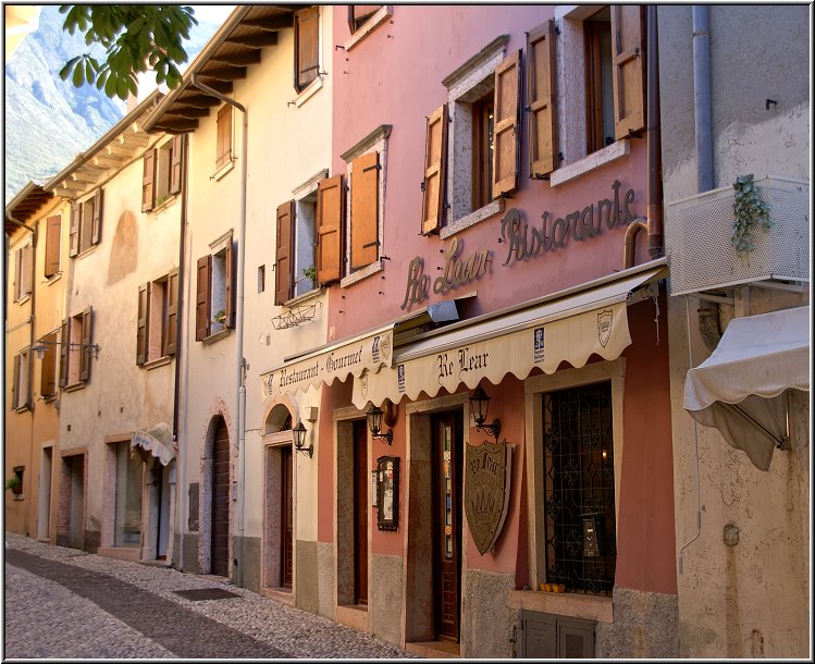 Malcesine_032.jpg - Die farbenfrohen Häuserwände verleihen der Altstadt von Malcesine ein freundliches Erscheinungsbild. Ich habe es gemocht, hier umher zu streifen. Auch wenn ich fast nur "deutsch" gehört habe....