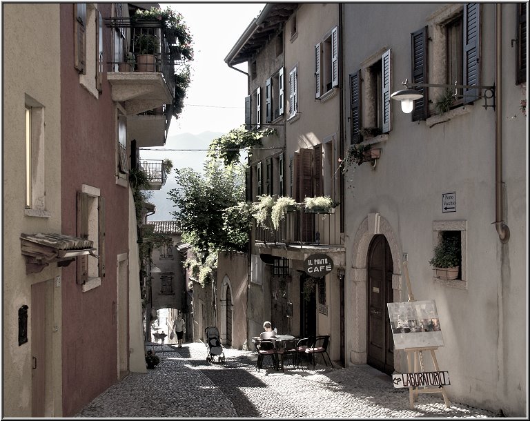 Malcesine_037.jpg - Wenn Du keine Lust mehr auf kleine Gassen hast, folgst Du einfach einer hinunter zum See und wanderst hier weiter.Die schöne und recht lange Uferpromenade führt an mehreren schönen Badestellen vorbei bis zur Halbinsel Val di Sogno. Auch nördlich des Ortes erreichst Du einen Strand, der jedoch stark von Surfern genutzt wird.