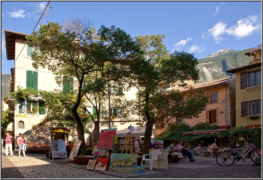 Malcesine_038.jpg - Auch fliegende Händler, in diesem Fall Maler, versuchen ´nen schnellen Euro mit Touristen zu machen