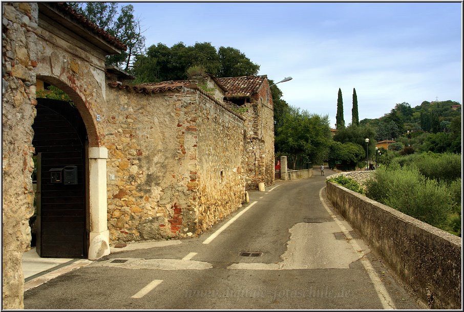 Manerba_002.jpg - Auf dem Weg zur Burgruine