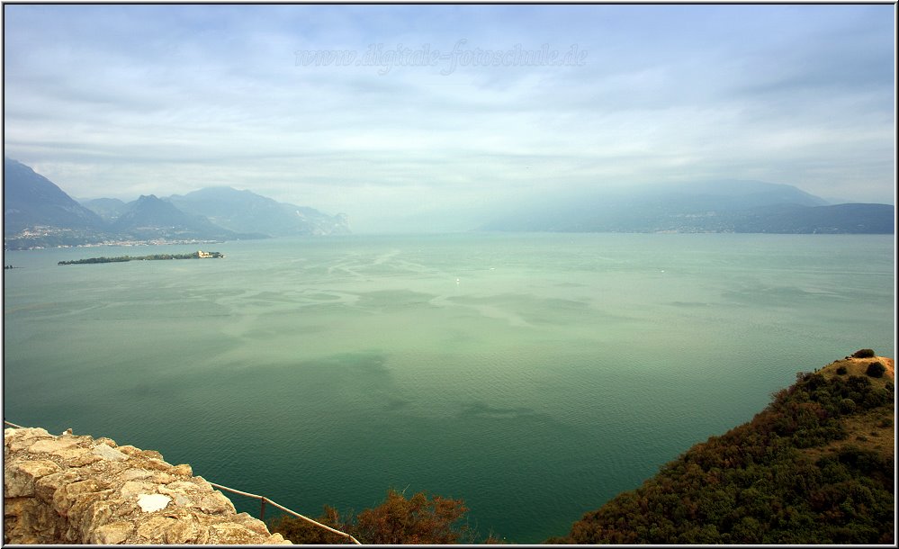 Manerba_011.jpg - Bei gutem Wetter reicht der Blick bis Torbole