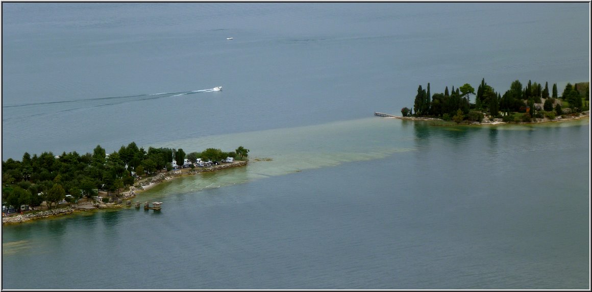 Manerba_025.jpg - Mit dem Blick auf die Badeinsel endet mein Webalbum vom Gardasee. Zurück gelangst Du über die Button oben. Schau doch mal in meinen Reisebericht rein, ich würde mich freuen.