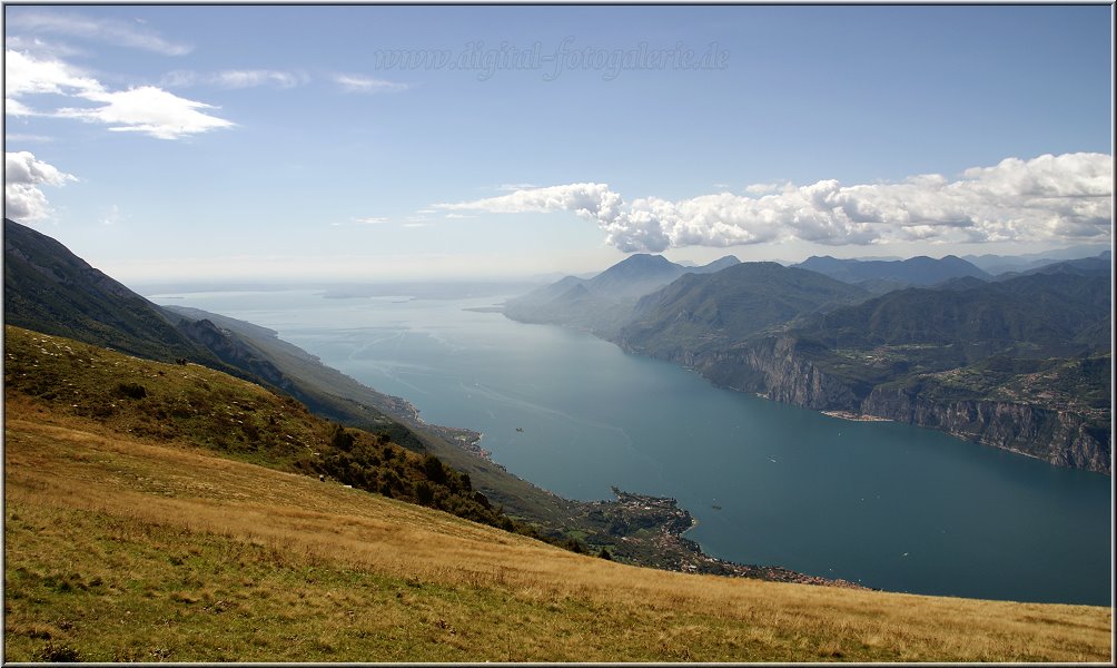 MonteBaldo_008.jpg - Alles wirkt hier oben so unwirklich.... Der See, die kleinen Städtchen, die sich teilweise an die Bergwände klammern, es ist ein unglaubliches Gefühl hier oben.