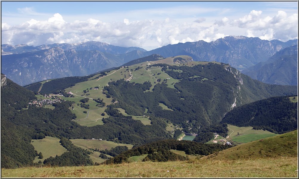 MonteBaldo_012.jpg - Selbst Staumauern und Stau-Seen wirken von hier oben wie kleine grüne Flecken (hast Du ihn schon entdeckt...?)