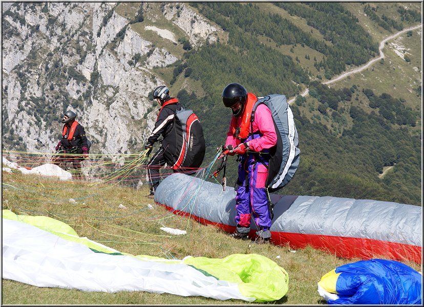 MonteBaldo_013.jpg - Und das ist ja mal ne ganz besondere Form des Monte Baldo Genusses. Schmeiss Dich in die Luft und flieg über den See.