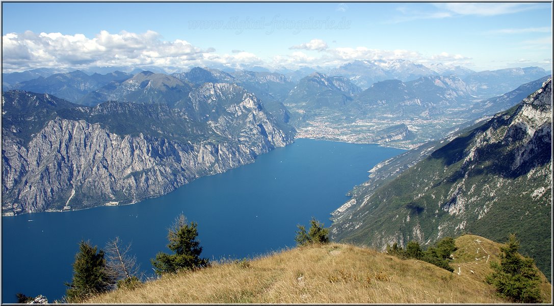 MonteBaldo_015.jpg - Blick zum Nordende des Gardasees auf Riva und Torbole. Und ich kann Dir versichern, auf dem Bild hast Du nicht ansatzweise das Feeling, was Dich durchströmt, wenn Du hier in totaler Stille stehst und schaust.