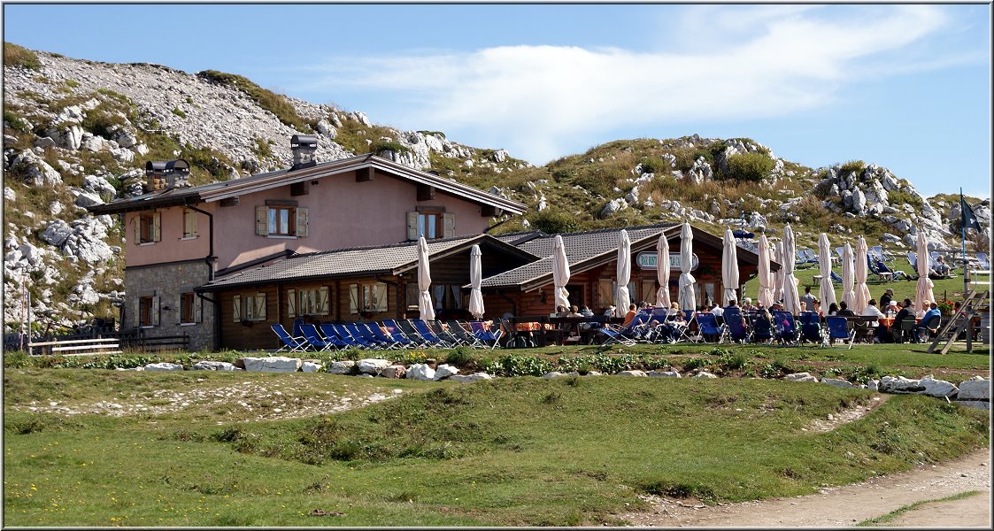 MonteBaldo_026.jpg - Beim Bierchen sonnen auf dem Monte Baldo.... hier geht das im Liegestuhl