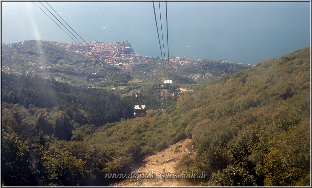 MonteBaldo_031.jpg - Aus der Gondel durch die Scheibe fotografiert. Unten Malcesine, oben ich.