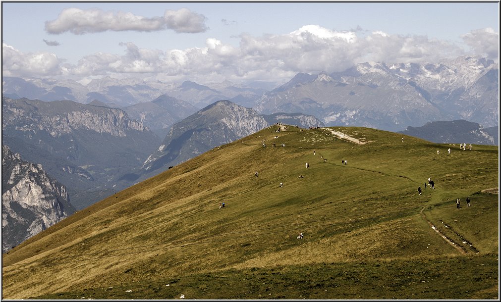 MonteBaldo_033.jpg - Hier verläuft sich die überschaubare Menge an Touristen glücklicherweise rasch