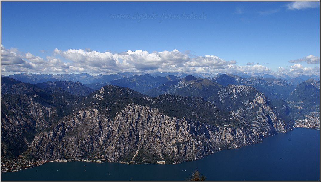 MonteBaldo_036.jpg - Der Kampf gegen den Blaustich kannst Du hier erlernen; aber Du wirst vermutlich eher von der grandiosen Natur so abgelenkt sein, daß Du Dir über Filter und Lichtwinkel keine Gedanken machen wirst  :-)  Und das ist auch gut so.