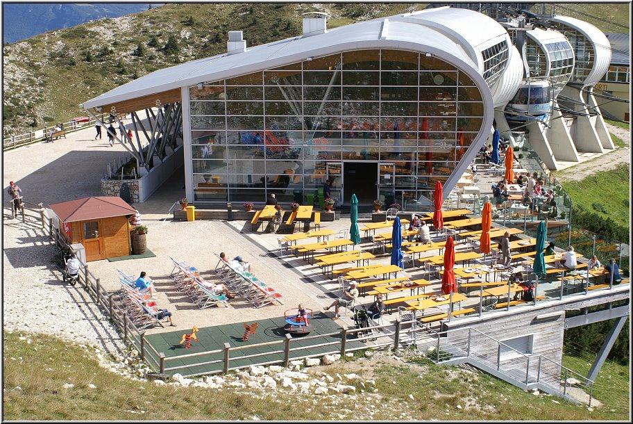 MonteBaldo_043.jpg - Die Bergstation der Seilbahn, hier dröhnte in voller Lautstärke deutsche Heimatmusik a la Musikanten-Stadl. Es gibt schon echte Klopper, auch auf dem Monte Baldo.