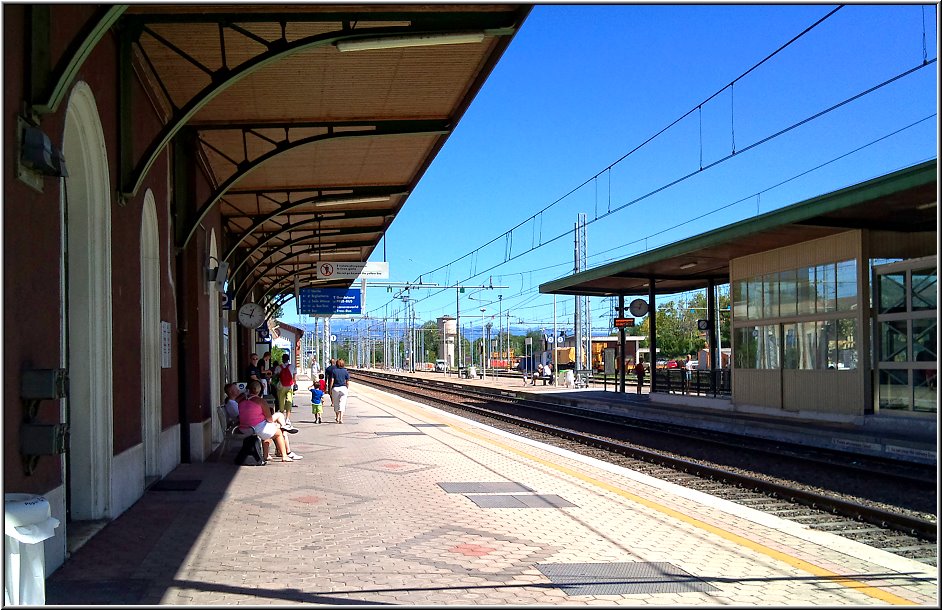 Peschiera_001.jpg - Der Bahnhof von Peschiera del Garda; so manch einer beginnt seinen Gardasee-Urlaub hier. Anderen dürfte er als Ausgangspunkt für Touren nach Mailand, Verona und Venedig vertraut sein.