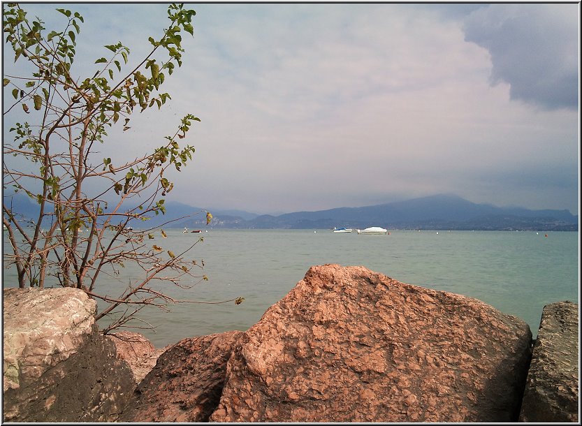 Peschiera_002.jpg - Blick vom Strand zwischen Peschiera und Sirmione auf den See in Richtung Garda