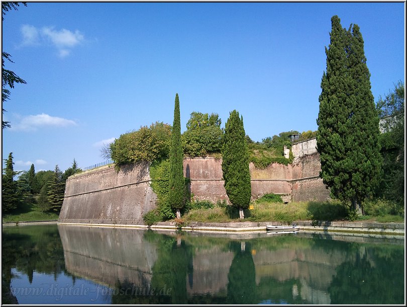 Peschiera_004.jpg - Peschiera´s völlig von Kanälen umflossene Altstadt liegt innerhalb einer mächtigen, schön bewachsenen Festung. Beim Bummel durch die engen Gässchen findet man viele nette Geschäfte, kleine Bars und Restaurants. Bademöglichkeiten gibt es an beiden Seiten des Ortes, nördlich in Richtung Lazise und südwestlich auf dem Weg nach Sirmione.