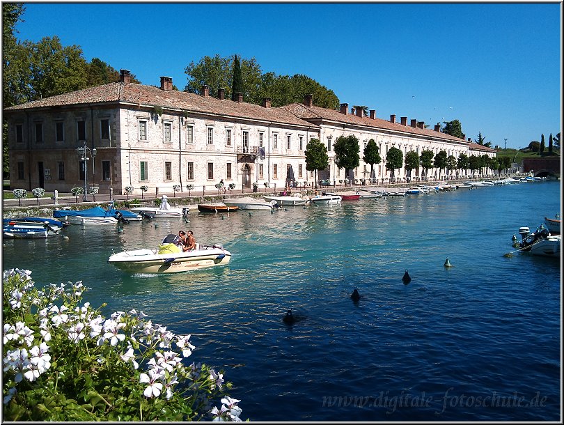 Peschiera_006.jpg - See- und Flusslandschaft, maritimes Feeling und Italien pur.  Östlich an der Südspitze des Gardasees liegt mein Urlaubsort: Peschiera del Garda.Umrahmt von Wiesen, am See und am Fluß Mincio, dem einzigen Abfluss des Gardasees, liegt Peschiera richtig klasse. Peschiera hat einen Bahnhof (z.B. um mal eben in 15 Minuten nach Verona zu fahren, aber auch nach Venedig und Mailand), einen schönen Hafen und ist auch über die Autobahn schnell erreichbar.