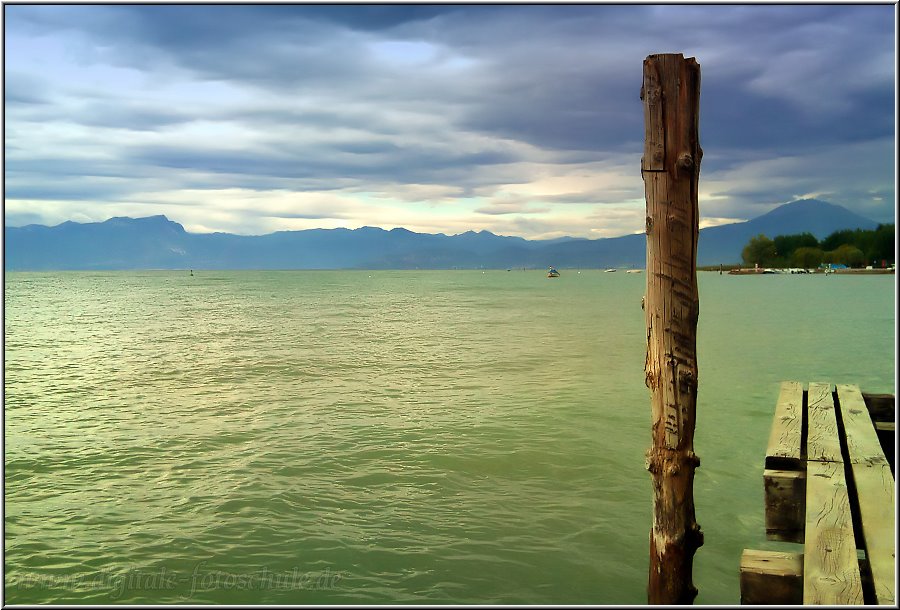 Peschiera_009.jpg - Auf einem Steg am Strand Peschieras direkt vor den Campingplätzen