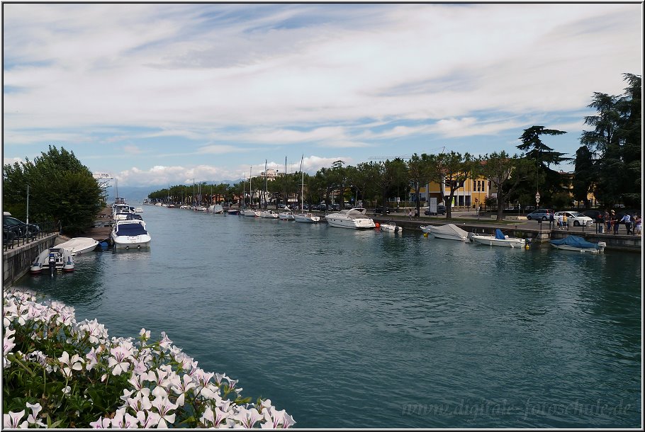 Peschiera_016.jpg - Hier wird aus dem Gardasee der Fluß Mincio. Andere sagen Ablauf dazu, klingt aber negativer, als es in Wirklichkeit ist. Unzählige Fische schwimmen hier im klaren Wasser, da habe ich in anderen Urlaubsländern schon ganz was anderes gesehen....