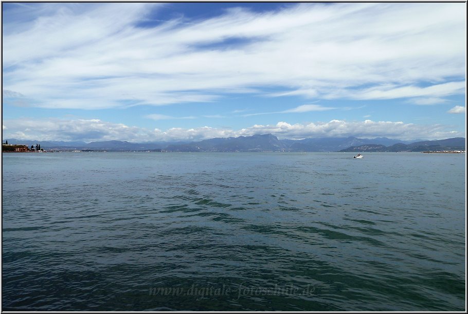 Peschiera_020.jpg - Auch hier, von der letzten Mole der Hafenbefestigung aus fotografiert, wirkt der Gardasee wie ein kleines Gardameer. In meinem Griechenlandurlaub auf Kos war das "echte" Meer auch nicht weiter mit den gegenüberliegenden Inseln.