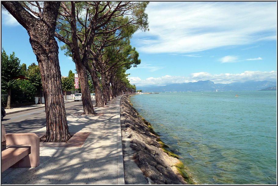 Peschiera_024.jpg - Diesen Weg habe ich geliebt. Er führt von der Altstadt im lang geschwungenen Bogen zu den Kiesstränden zwischen Peschiera und Sirmione.