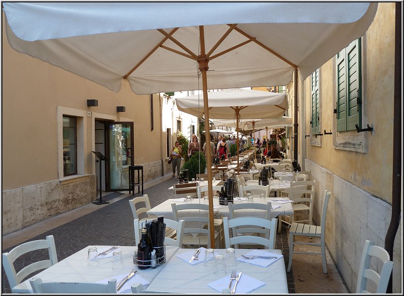 Peschiera_025.jpg - Eine der viel besuchten Osterias am Tage, abends herrscht hier drangvolle Enge