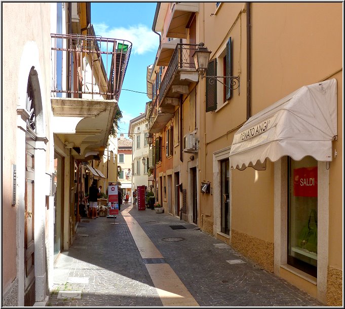 Peschiera_028.jpg - Peschiera macht insgesamt einen natürlicheren Eindruck, als Bardolino oder Lazise. Hier herrscht zwar auch innerhalb der Altstadtmauern ordentlich touristisches Gedränge, aber trotzdem hat man hier noch das Gefühl, in einer richtigen italienischen Stadt zu wohnen. Bardolino und Lazise sind reine Urlauberstädte.