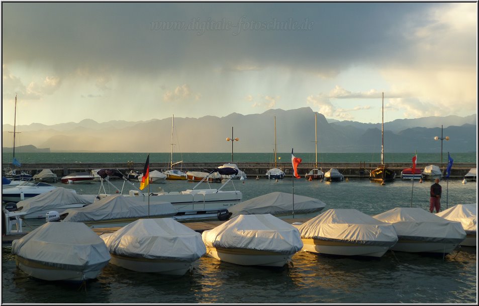 Peschiera_052.jpg - Auf der anderen Seeseite regnets. Den Effekt sah ich öfters, weiter in Richtung Norden ging die Welt unter und ich bruzzelte in der Sonne. Der mediterane Einfluß im Süden des Gardasees ist deutlich am Wetter zu spüren.