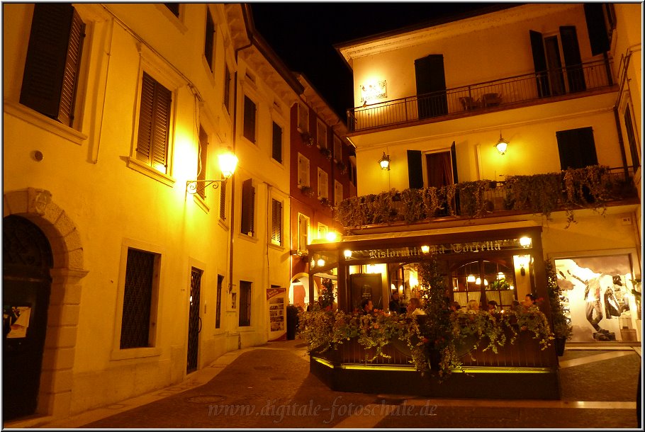 Peschiera_Night_011.jpg - Abends in Peschiera. Entlang des Mincio findet man einige schöne Restaurants am Canale die Mezzo, die teilweise romantisch auf Stegen im See stehen. Abends sitzt man hier ruhiger, als in den Altstadtgassen (und trotzdem zentral nur einige wenige Schritte vom bunten Treiben der Altstadt entfernt).