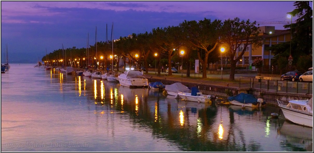 Peschiera_Night_015.jpg - Peschiera begeistert mich besonders durch die vielen intensiven Farben. Der tiefblau schimmernde Gardasee, der grüne Mincio und die warmen rötlich orangenen Farben der Altstadt am Abend lassen mich immer wieder staunen. Besonders zur Blauen Stunde intensivieren sich diese Farbenspiele; leider dauert die Blaue Stunde hier nur 15 Minuten. Um Fotos zu schiessen, muß ich mich ordentlich beeilen.