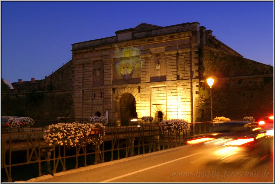 Peschiera_Night_016.jpg - Abends in Peschiera direkt am Tor zur Altstadt Peschieras