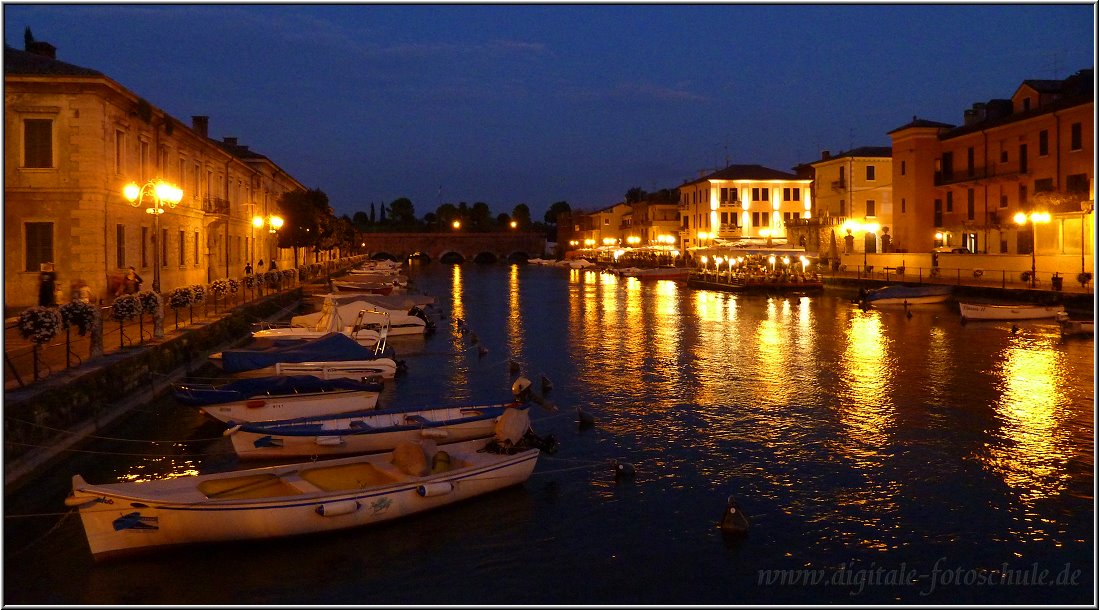 Peschiera_Night_018.jpg - Entlang des Mincio findet man einige schöne Restaurants am Canale die Mezzo, die teilweise romantisch auf Stegen im See stehen (im Bild rechts hinten zu sehen). Abends sitzt man hier ruhiger, als in den Altstadtgassen (und trotzdem zentral nur einige wenige Schritte vom bunten Treiben der Altstadt entfernt).