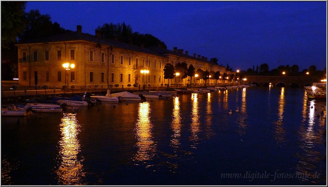 Peschiera_Night_020.jpg - Abends zur Blauen Stunde in Peschiera: Blick auf das Consorzio Tutela Lugana Doc Associazione am Minicio