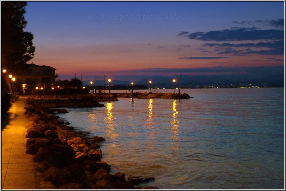 Peschiera_Night_030.jpg - Abends in Peschiera an der Uferpromenade. Leider war es an manchen Abenden schon etwas frischer Anfang September.