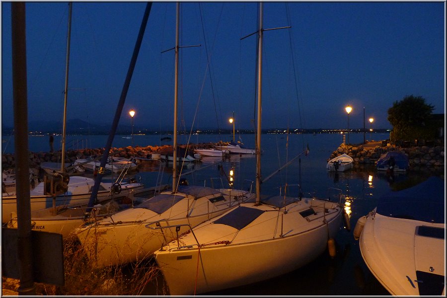 Peschiera_Night_031.jpg - Im kleinen Segelhafen bei Maraschina zwischen Peschiera und Sirmione. Als Stativ diente eine kleine Mauer für dieses Blaue Stunde Foto.