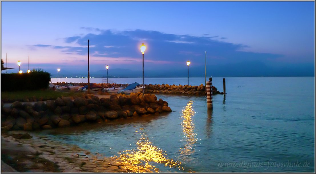 Peschiera_Night_033.jpg - Peschiera begeistert mich besonders durch die vielen intensiven Farben. Der tiefblau schimmernde Gardasee, der grüne Mincio und die warmen rötlich orangenen Farben der Altstadt am Abend lassen mich immer wieder staunen. Besonders zur Blauen Stunde intensivieren sich diese Farbenspiele; leider dauert die Blaue Stunde hier nur 15 Minuten. Um Fotos zu schiessen, muß ich mich ordentlich beeilen.