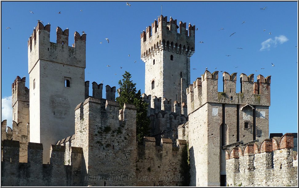 Sirmione_002.jpg - Auf dem Weg in die Altstadt (wobei Sirmione eigentlich überall Altstadt ist...) empfängt Dich ein riesiges Scaliger-Kastell. Über eine Zugbrücke gelangst Du in den Stadtkern. Es ist der einzige Zugang über den Landweg.