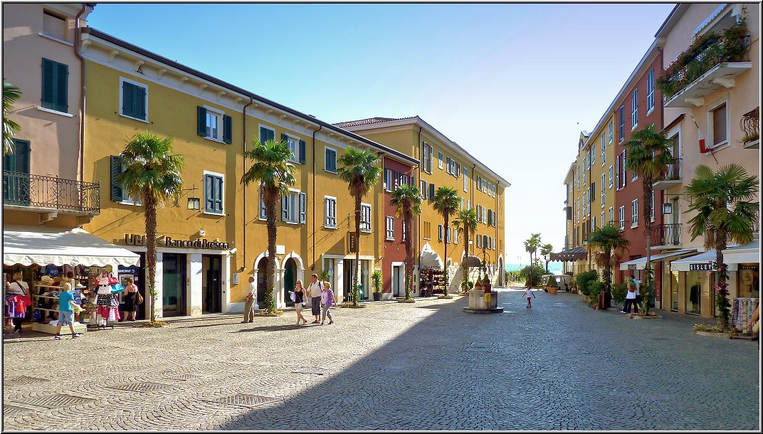 Sirmione_006.jpg - Sirmione habe ich einige Male besucht, per Auto, Schiff, Bus und Mountainbike. Mit dem Auto stehst Du vor dem Problem, daß der Wagen weitab des Zentrums zu parken ist. Und der Spaß kostet satte 2,20 € pro Stunde. Hinzu kommt dann ein kleiner Fußmarsch von guten 2,5 Kilometer. So gesehen besucht man Sirmione quasi zu Fuß...Mit dem Bus gehts problemlos bis an den Wassergraben; für 2,-- € von Peschiera. Kostenfrei klappt es per Rad, aber das darf man nicht mit reinnehmen in die Altstadt. Und noch besser funktioniert die Version per Schiff, wenn auch nicht ganz so günstig: 7,30 € von Peschiera. Bei den Schiffszeiten solltest Du genau hinschauen, welche Route Dein Schiff nimmt. Wir sind zurück im Glauben auf eine 15 minütige Fahrt über Garda, Bardolino und Lazise gefahren. Eine schöne Sightseeing-Schiffsfahrt, die rund zwei Stunden dauert. Wenn man es weiß und will, ist das eine günstige Version, alle Orte auf dem Weg mal vom Wasser aus zu sehen. Das ist auf jeden Fall lohnenswert. Anders sieht das aber aus, wenn man eigentlich schnell zurück ins Ferienhaus will und einmal rund um den Pudding geschippert wird...