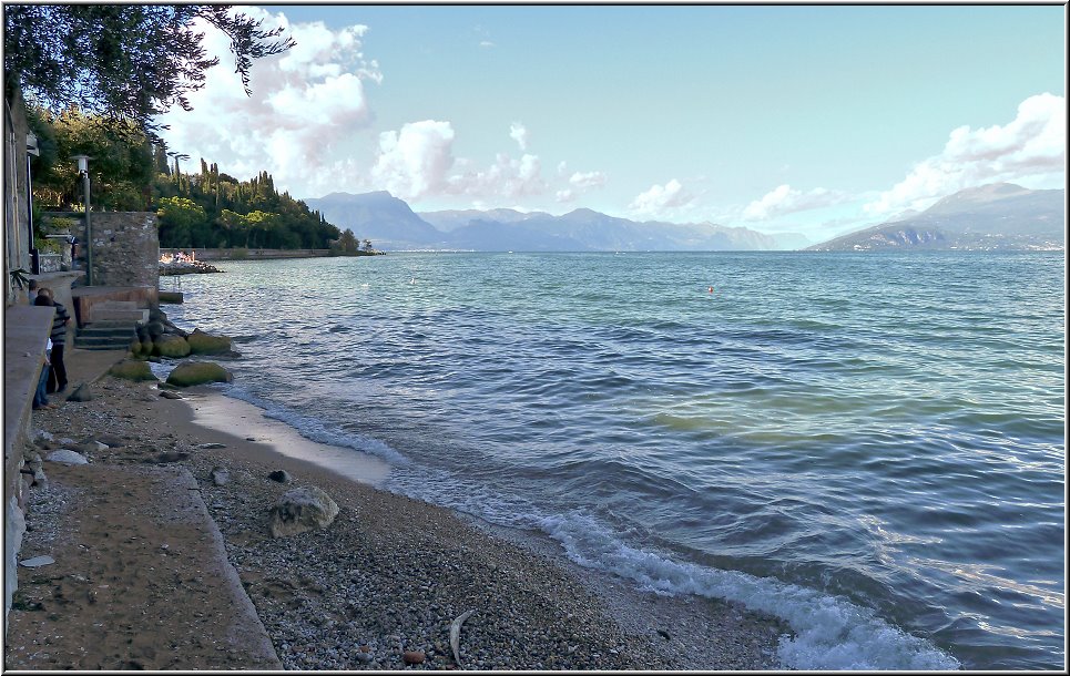 Sirmione_012.jpg - Einer der etwas zu hoch gelobten Traumstrände Sirmiones. Aber zum Thema Strände am Gardasee habe ich meine Meinung bereits im Reisebericht zu Genüge kund getan.