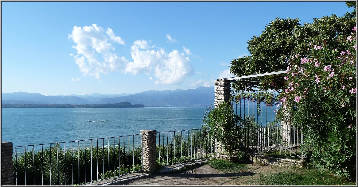 Sirmione_022.jpg - Geht man aus der Altstadt in Richtung Norden zum Endzipfelchen der Landzunge, wandelt sich das Bild umherschwirrender Touristen schlagartig. Ein schöner Weg gesäumt von Olivenbäumen, ruhig und einsam, führt beeindruckend durch immer wieder neue Panoramaaussichten auf beide Seiten des Gardasees letztlich zu den Grotten des Catull.