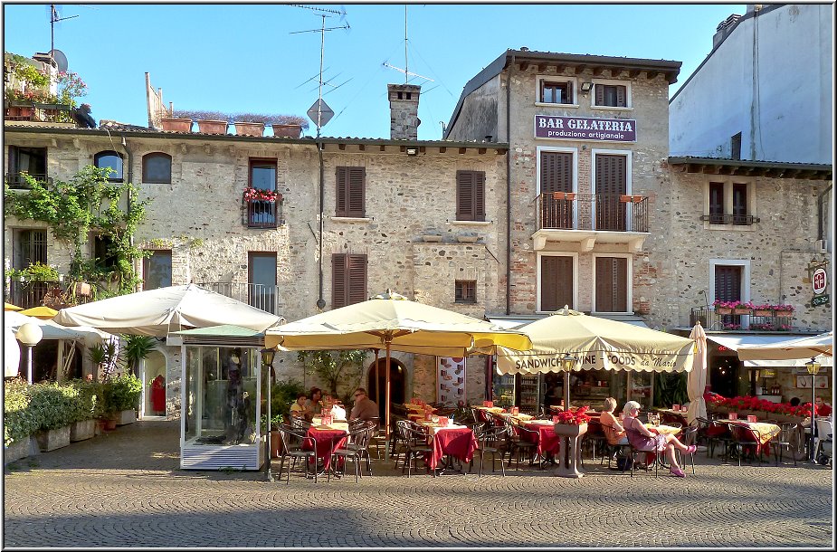 Sirmione_026.jpg - Sonne geniessen in der Eisdiele.... Das ist Bella Italia