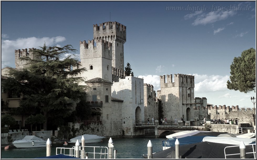 Sirmione_028_a.jpg - Die Brücke hinein in den Ort und das riesige Kastell