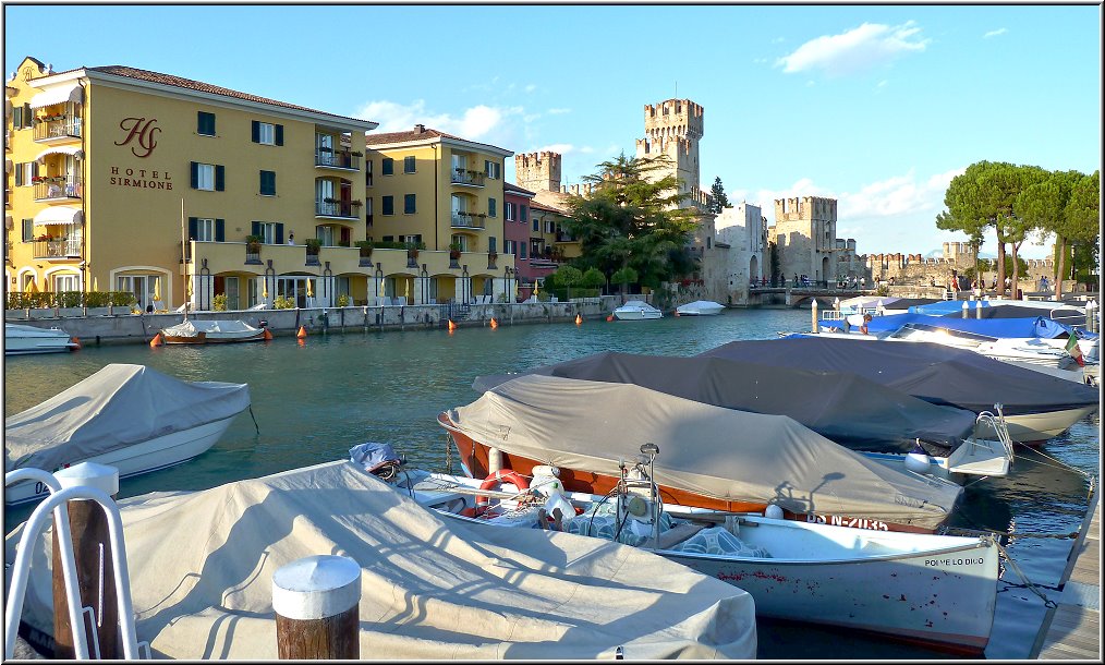 Sirmione_029.jpg - Der Yachthafen vor den Toren der Stadt