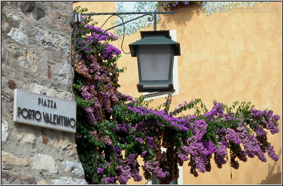 Sirmione_042.jpg - Wer seinen Blick auch mal nach oben schweifen lässt, entdeckt viele kleine Schönheiten im Detail.