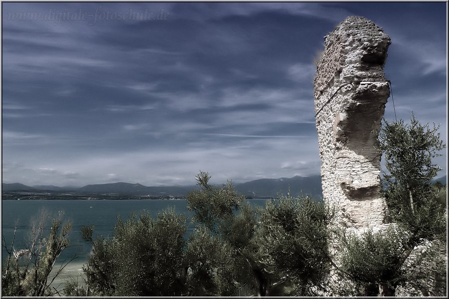 Sirmione_Grotten_004_a.jpg - Allein dieser Blick über den See, von hoch oben durch ruinenhafte Mauern, Bögen und ehemaligen “Fenstern” machen diesen Besuch lohnenswert. Für Fotofans ein Muß! Die Aussicht auf den See und das Gebirge an den Ufern ist einzigartig. Mitten in der Anlage gibt es Olivenbaum-Gärten, die eine himmlische Ruhe und Idylle ausstrahlen. Ganz einfach klasse. Wie die Altstadt Sirmiones in ihrer Einzigartigkeit mit allen verwinkelten Ecken ebenfalls.