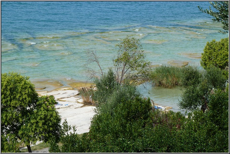Sirmione_Grotten_013.jpg - Die einsamen Strände am Fuße der Grotten. Hier kommt nur hin, wer ein Boot sein eigen nennen darf und es gleichzeitig auch zu bedienen weiß.